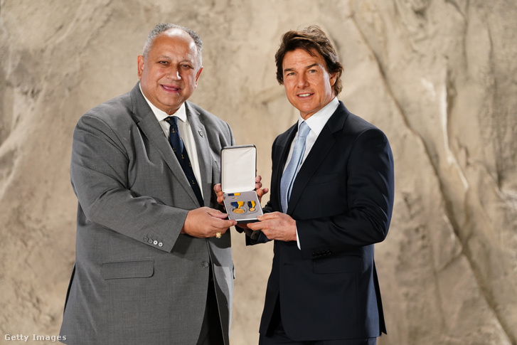 Tom Cruise színész átveszi a US Navy Distinguished Public Service Awardot az amerikai haditengerészet miniszterétől, Carlos Del Torótól a Surrey állambeli Chertsey-ben található Long Cross Studiosban tartott ünnepségen 2024. december 17-én