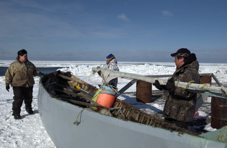 Inupiat férfiak készülnek a vadászatra