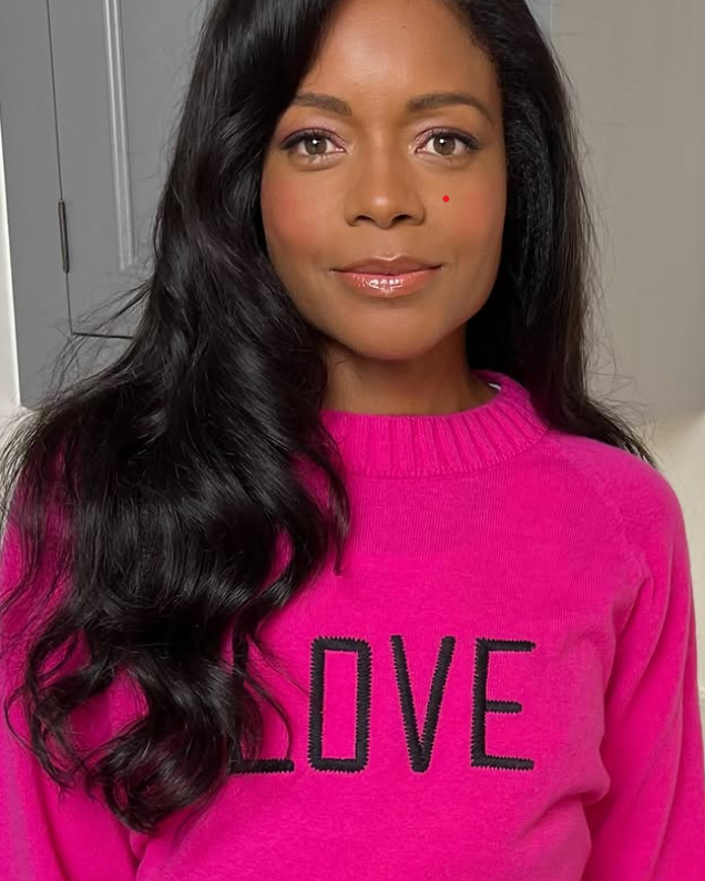 Naomie Harris szépségét és tehetségét a Karib-tenger kalózai után a James Bond-filmekben is kamatoztatta. A színésznő 2012-ben csatlakozott a franchise Skyfall című részében, ahol Eve Moneypenny szerepét kapta meg, majd a Spectre-ben és a Nincs idő meghalniban is feltűnt.