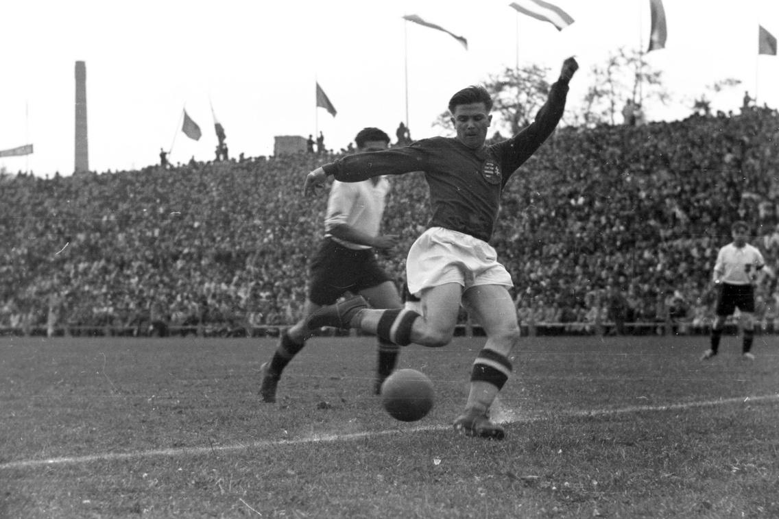 Újpest, Megyeri út, UTE-pálya, Magyarország–Ausztria (6:1) válogatott labdarúgó-mérkőzés. Puskás kapura lő (jobbal!), 1949