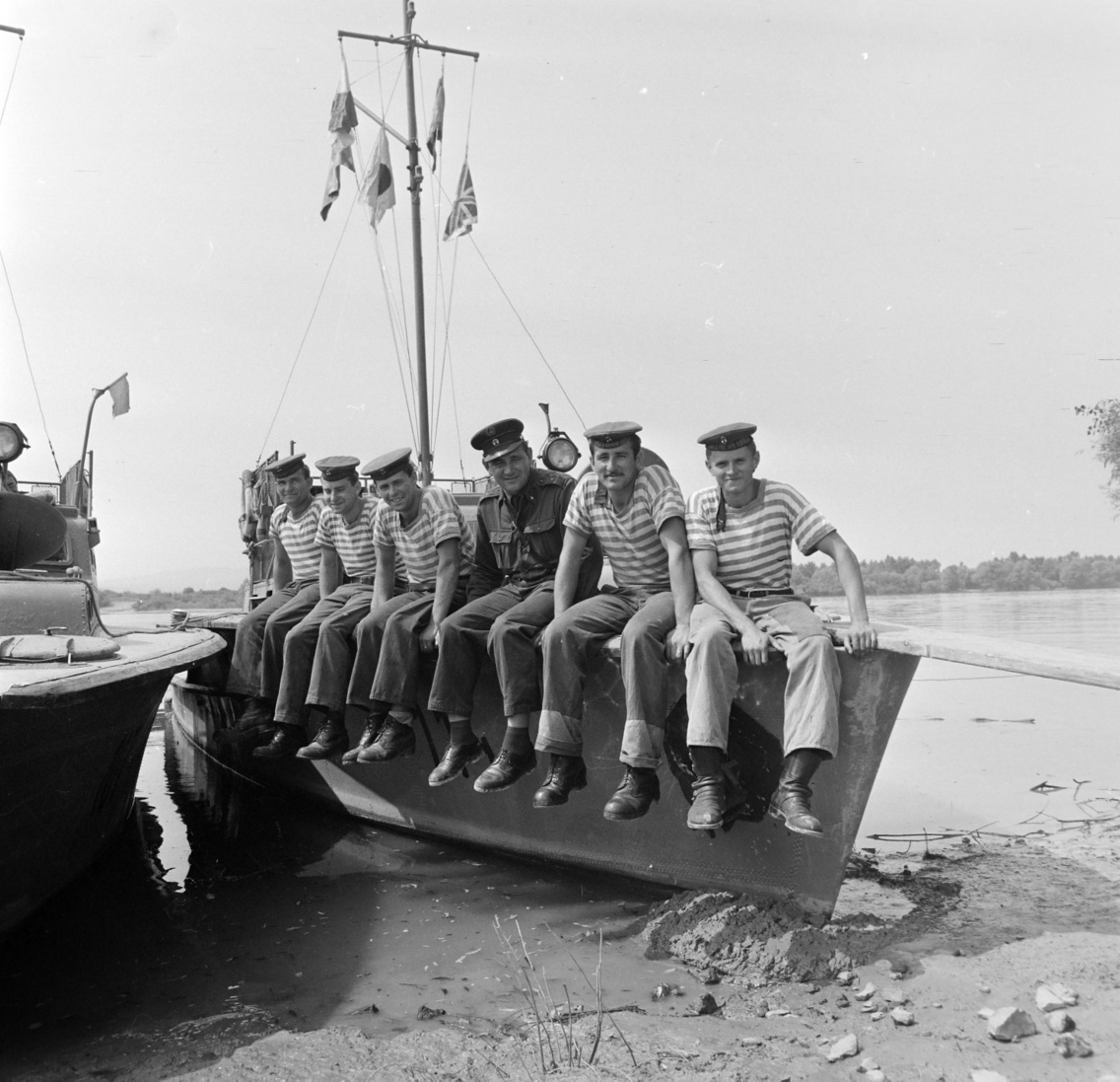 Flottilla-öböl, a Honvéd Folyami Flottilla hajója, a hajó legénysége kormánykitüntetést kapott az árvízvédelmi szolgálatban végzett munkáért, 1965