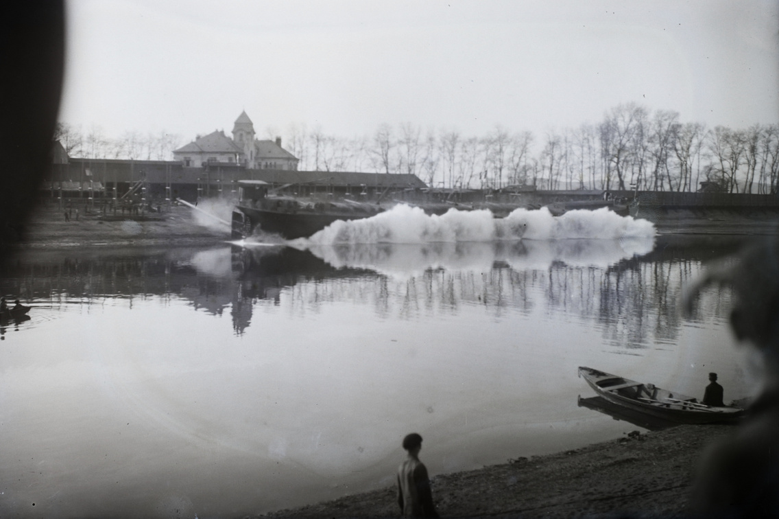 Újpesti-öböl, háttérben (a Népszigeten) az Ister Magyar Vízmű Rt. Újpest Vízművek lakóháza. Uszály vízre bocsátása, 1935