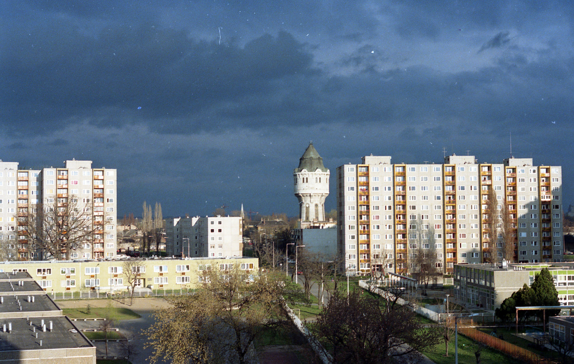 Kilátás a Závodszky Zoltán utca 1. számú épületből az Árpád út melletti Újpesti víztorony felé, 1984