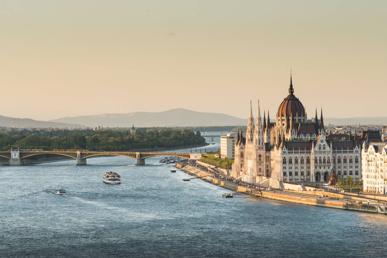 A Duna két partján fekvő Budapest olyan lenyűgöző építészeti látványosságokkal büszkélkedik, mint például a Parlament, a Budai Vár, a Halászbástya és a Gellért-hegy. A magyar fővárost a világörökségi helyszínek és a város pezsgő kulturális élete teszi különlegessé.