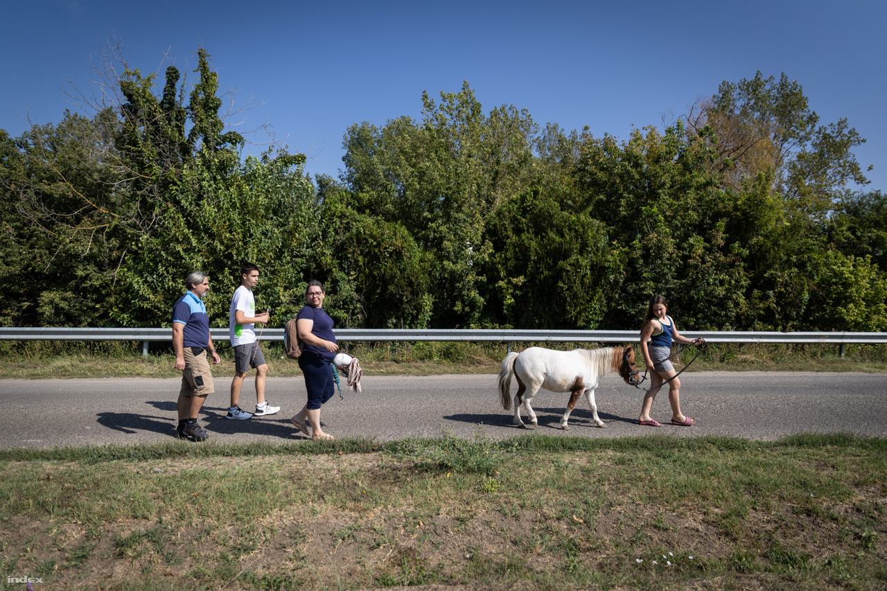 A Mádi család a Tisza-partra menet