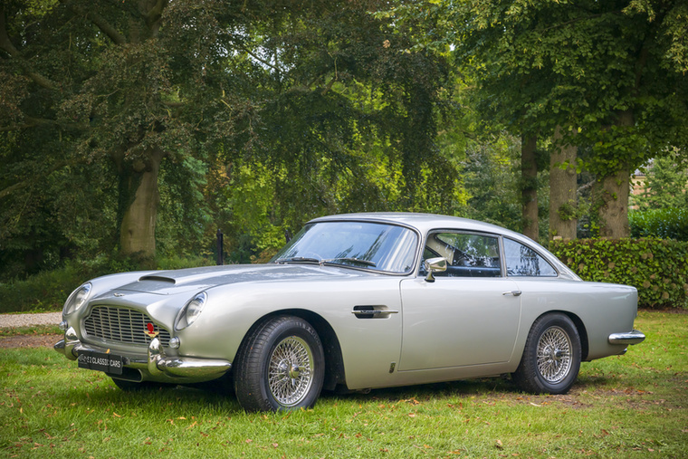 Aston Martin DB5Az Aston Martin DB5 a Goldfinger című filmben debütált, és újradefiniálta a kémeszközöket az ejtőernyővel felszerelt ülésével, forgatható rendszámtábláival és rejtett fegyverzetével