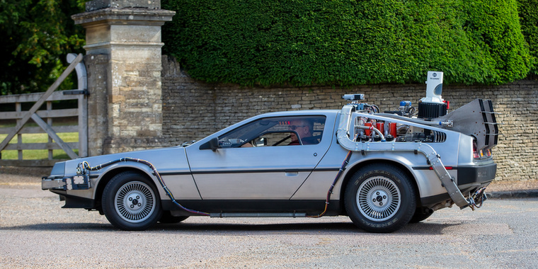 DeLorean's DMC 12 - 1981A Vissza a jövőbe DeLorean-jának valóságban használt 2,85 literes V6-os motorja nem számított erősnek, ám a filmben a Fluxuskondenzátor ikonikussá tette