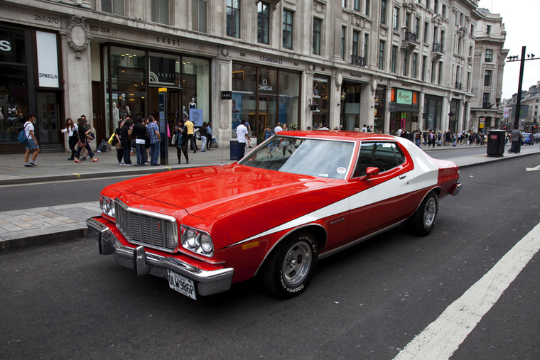 Ford Gran Torino 1976Starsky és Hutch ikonikus, piros alapon fehér csíkos autója a zsaruakciók szimbólumává vált