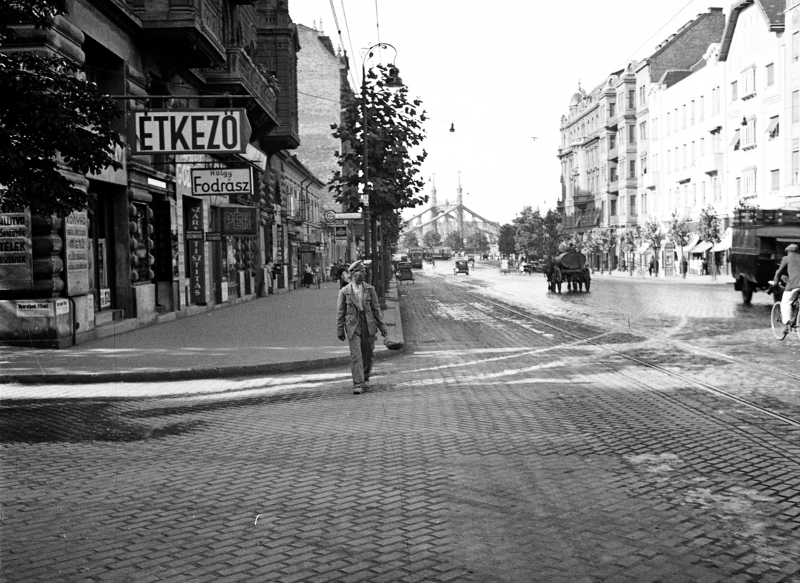 A Horthy Miklós (ma Bartók Béla) út és az Orlay utca kereszteződése 1936-ban