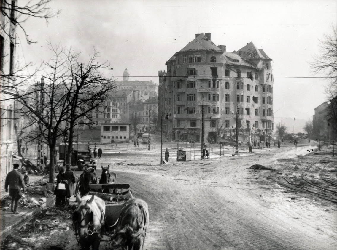 Az Olasz (ma Szilágyi Erzsébet) fasor és a Széll Kálmán tér 1945-ben