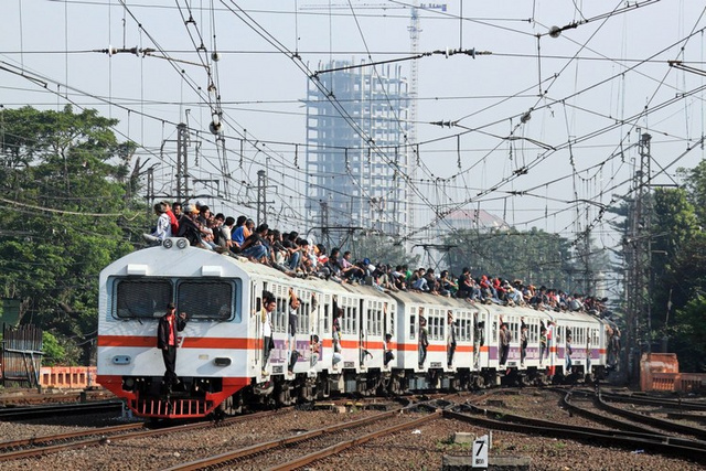 Jakarta elővárosi vonataira többször annyian szállnak fel, mint ahány férőhely van a szerelvényeken