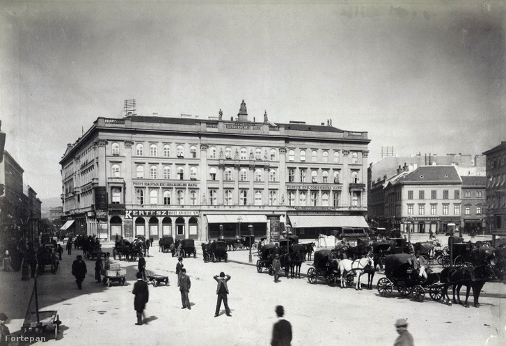 Vörösmarty (Gizella) tér, szemben a Pesti Magyar Kereskedelmi Bank székháza (Gerbeaud-ház). A felvétel 1894 körül készült