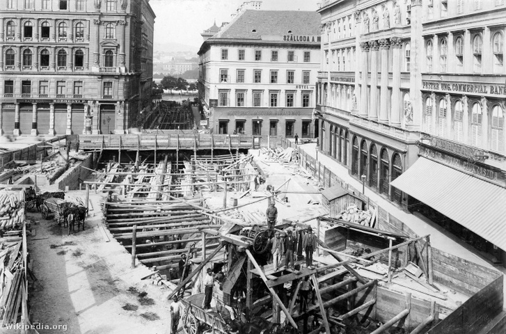 A Milleniumi Földalatti Vasút építése a Gerbaud-ház előtt 1896-ban