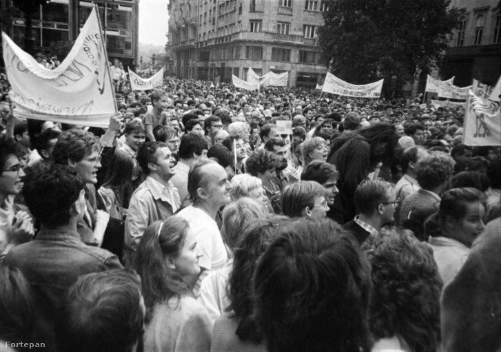 Vörösmarty tér, tüntetés a bős-nagymarosi vízlépcsőrendszer felépítése ellen, 1988. szeptember 12-én