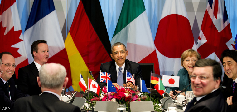 Herman Van Rompuy, Stephen Harper, Francois Hollande, David Cameron, Barack Obama, Angela Merkel, Abe Sindzó és José Manuel Barroso a G7 képviselői tanácskoznak a krími válságról a kétnapos hágai nukleáris biztonsági csúcstalálkozó első napján, 2014. március 24-én.