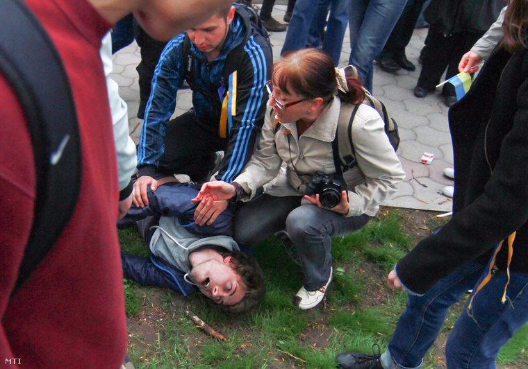 Sebesült férfi fekszik a földön akit oroszbarát aktivisták vertek meg Donyeckben
