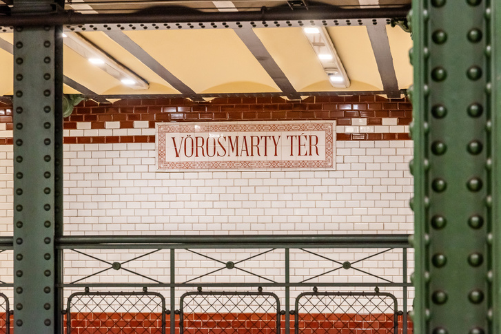 Vörösmarty téri metrómegálló