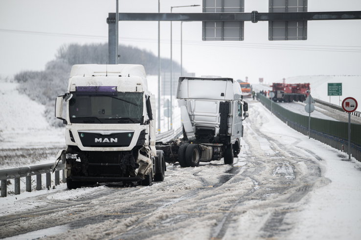 Megérkezett a havazás, baleseteket és fennakadásokat okozott az utakon