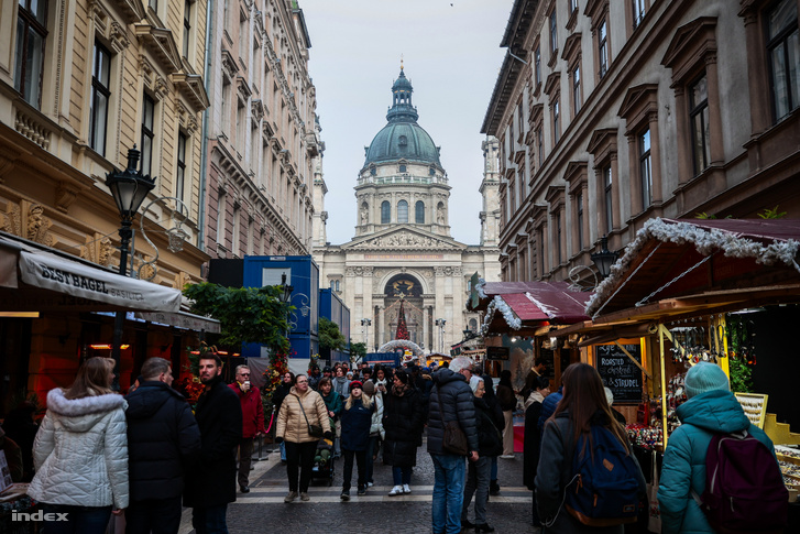 A budapesti Szent István téri Bazilika előtti karácsonyi vásár 2024-ben