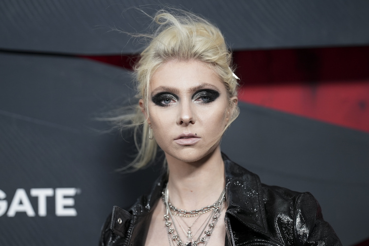 Végül felhagyott a színészkedéssel, és a The Pretty Reckless nevű zenekarára és zenei karrierjére koncentrál