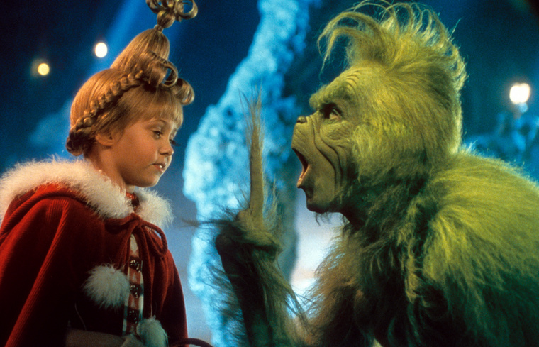 Taylor MomsenA Grinch bájos kislány főszereplője, Cindy Lou-Ki megformálása igazi sztárrá tette az akkor 7 éves kislányt, aki utána jó pár évvel még a Pletykafészek című sorozatban is felbukkant néhány évad erejéig.