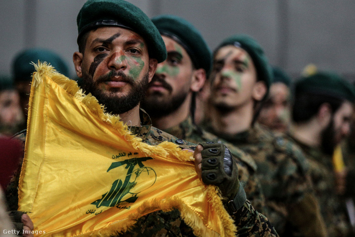 Hezbollah-harcosok Bejrút déli külvárosában, Libanonban 2024. április 5-én