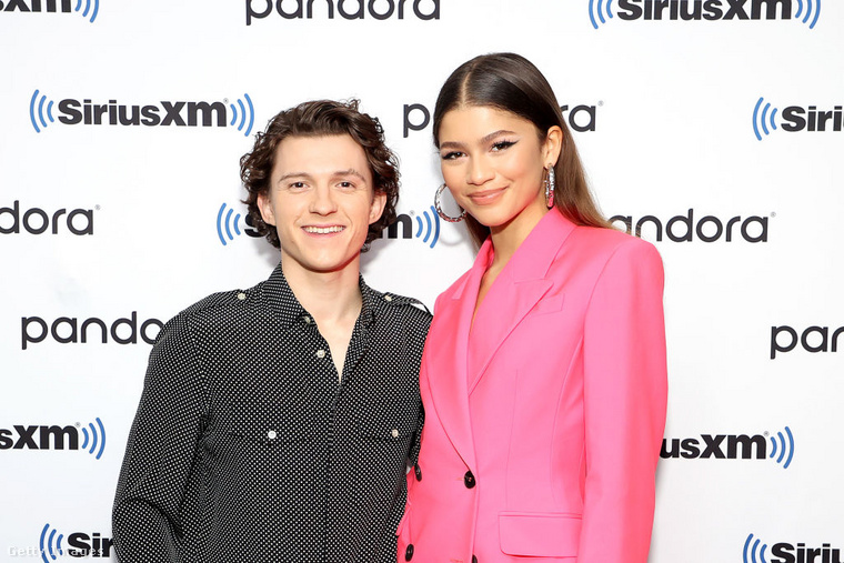 Zendaya és Tom Holland – A csókjelenetekből valódi szerelem lett&nbsp;Zendaya és Tom Holland a Pókember: Hazatérés forgatásán találkoztak, ahol a karaktereik szerelmi szála a valóságban is érezhető volt