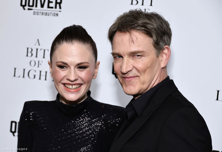 Stephen Moyer és Anna Paquin – Vámpírcsók, ami örökre megmaradt&nbsp;Stephen Moyer és Anna Paquin a True Blood – Inni és élni hagyni című sorozat forgatásán szerettek egymásba, ahol egy vámpír és egy telepatikus képességekkel rendelkező pincérnő szerelmét alakították