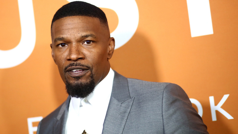 Jamie Foxx beperelné azt, aki egy üvegpohárral vágta szájba