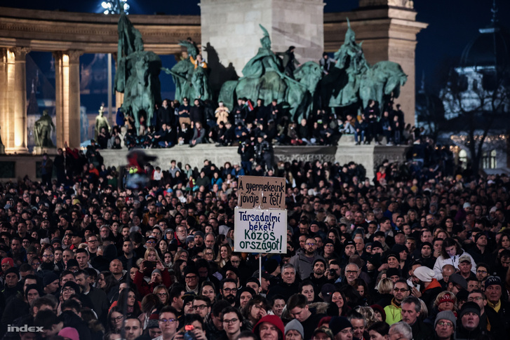 Az influenszertüntetés 2024. február 16-án