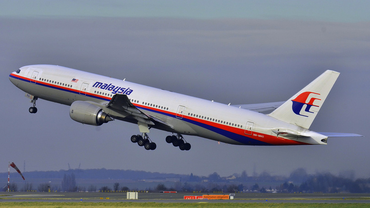 Boeing 777-200ER Malaysia AL (MAS) 9M-MRO - color