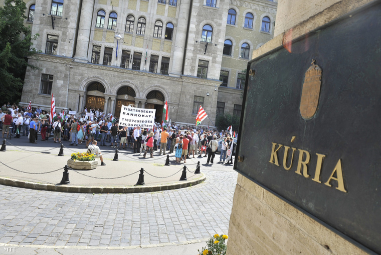 Tüntetők a Kúria épülete előtt a lakossági devizahitel-szerződés semmisségének megállapítása iránt indított per ítélethirdetése előtt 2013. július 4-én.