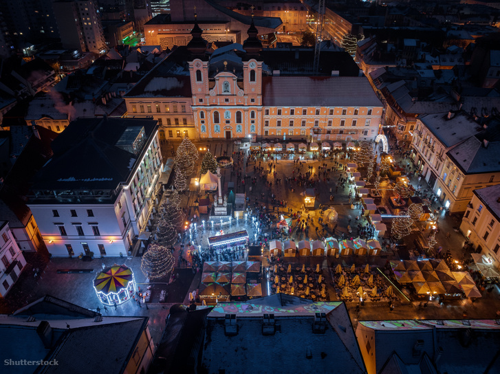 Légi felvétel a karácsonyi vásárról a Széchenyi téren, Győrben