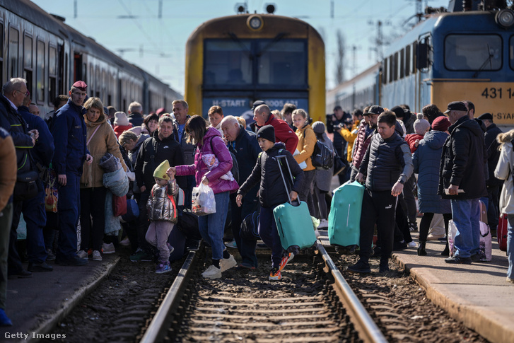 Ukrán menekültek 2022. március 12-én Záhonyban