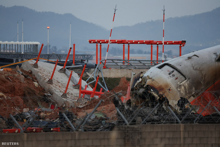 A Jeju Air légitársaság repülőgépének roncsai Muanban, Dél-Koreában 2024. december 30-án