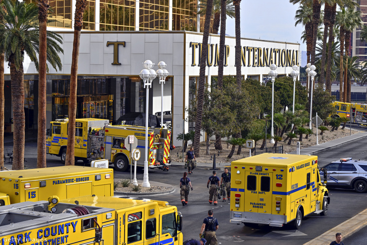 Clark megyei tűzoltók a Trump International Hotel közelében 2025. január 1-jén Las Vegasban