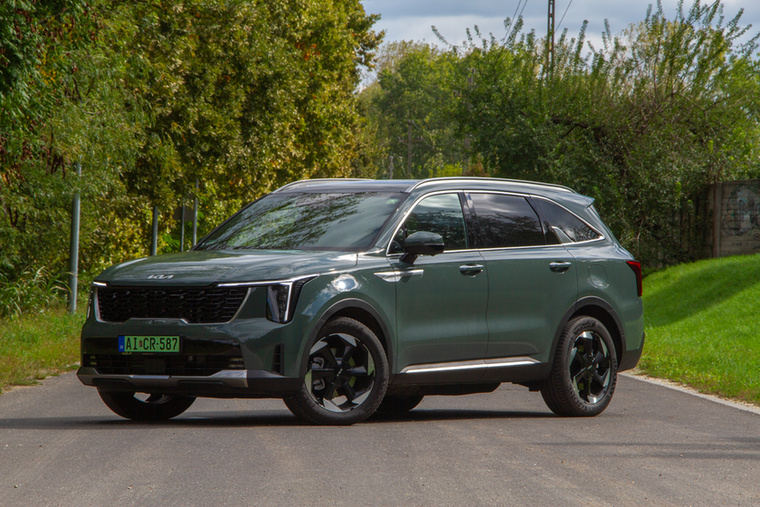 Kia Sorento 1.6 T-GDi plug-in hybrid - Ennél is tudnak nagyobbat mutatni a dél-koreaiak, legalábbis csomagtartó méretben