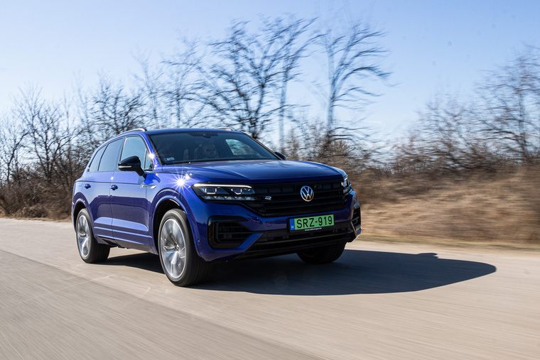 Volkswagen Touareg R 4Motion - A legnagyobb európai Volkswagen harmadik generációja 2018 óta kapható, a sportos R kivitelbe csomagolt plug-in modell legutóbb 2023 októberében frissült