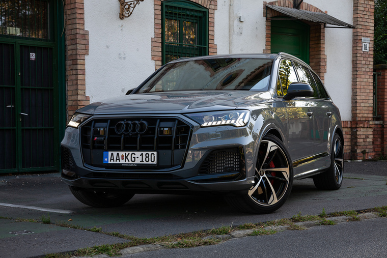 Audi Q7 55 TFSI e quattro tiptronic - Tavaly tavasszal másodszor újult meg a Q7, és vele együtt a plug-in hibrid hajtáslánc is, ami már 394 lóerő rendszerteljesítményű