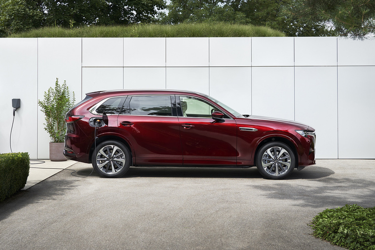 Mazda CX-80 2.5L e-Skyactiv PHEV - 2024-ben bővült a Mazda kínálata a majdnem öt méter hosszú, hétüléses szabadidő-autóval