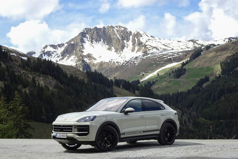 Porsche Cayenne E-Hybrid Tiptronic S - Toplistánk második legdrágább autója talán a legkívánatosabb, utcai versenyszámokban a többieknél magasabbra teszi a lécet