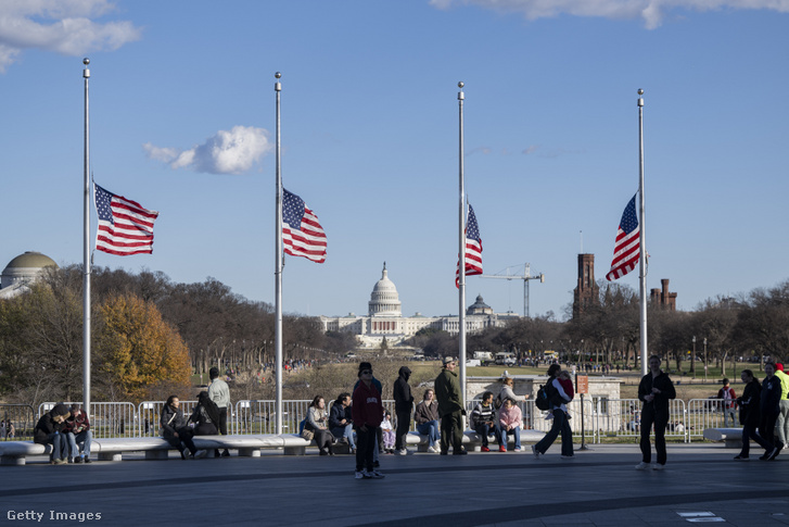 Félárbócon álló zászlók Washingtonban 2024. december 30-án