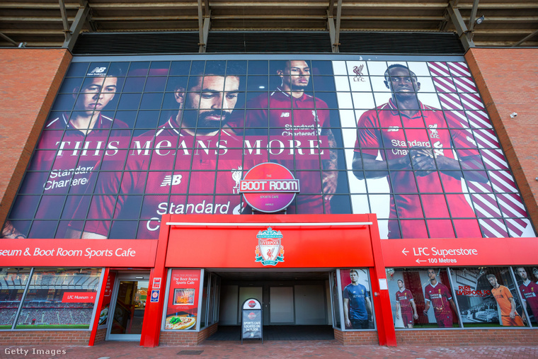 A Liverpool szurkolói izgatottan várják, hogy kiderüljön, megrendezik-e a mai mérkőzést, vagy a zord időjárás miatt el kell halasztani. (Fotó: coward_lion / Getty Images Hungary)