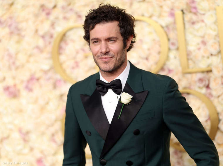 Adam Brody sármosan elegáns volt&nbsp;Adam Brody egy stílusos, sötétzöld szmokingban érkezett, amelyet fekete selyem reverje és csokornyakkendője tett még kifinomultabbá