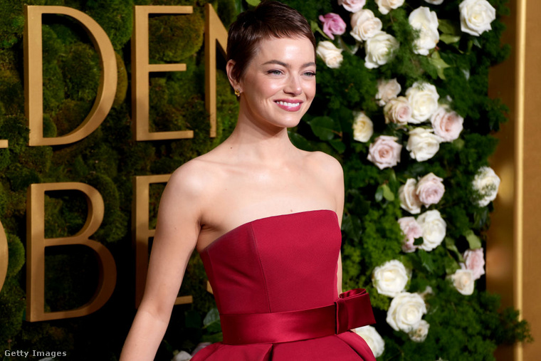 Emma Stone a vörös szőnyeg királynője&nbsp;Emma Stone egy elegáns, pánt nélküli, bordó estélyiben tündökölt a Golden Globe-díjátadón