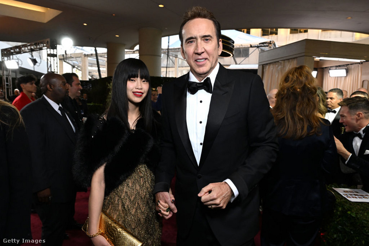 Nicolas Cage és felesége, Riko Shibata elegáns párost alkottak&nbsp;Nicolas Cage klasszikus fekete szmokingban és csokornyakkendőben lépett a vörös szőnyegre, amely időtlen stílust sugallt