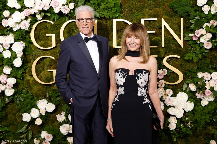 Ted Danson és Mary Steenburgen elegáns párosként tündököltek&nbsp;Ted Danson egy klasszikus, sötétkék szmokingot viselt, amelyet fekete csokornyakkendővel és elegáns keretes szemüveggel egészített ki