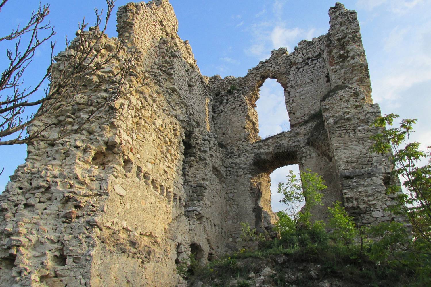 A Vértes igaz nem büszkélkedhet óriási csúcsokkal vagy drámai panorámával, mégis megragadó a szépsége. Az északi oldalán magasodó Vitányvár romjairól körültekintve azonban a végtelen erdő terül el. A vár a kék és a zöld jelzésről is elérhető, nem túl meredek kapaszkodóval.