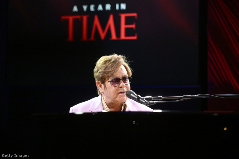 Elton John az interjúban őszintén beszélt a magánéletéről, a családi kapcsolatairól és a Broadway-musicalek világáról. Legutóbbi darabja, a Tammy Faye, bár csak rövid ideig volt műsoron, fontos tanulságokkal szolgált számára. (Fotó: Noam Galai / Getty Images Hungary)