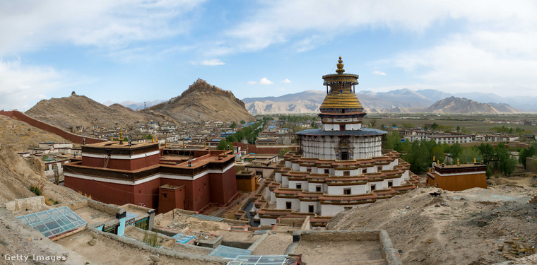 Tibet égi temetése – A test visszatérése a természetbe&nbsp;&nbsp;A tibeti buddhisták hite szerint a test csupán egy üres burok, amelyet halál után vissza kell adni a természetnek